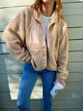 Load image into Gallery viewer, Vina - Kuschelige Teddyjacke