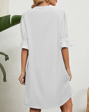 Load image into Gallery viewer, Phinx - Einfarbig gerafftes Kleid mit halben Ärmeln und V-Ausschnitt