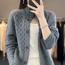Load image into Gallery viewer, Maria - Klassischer Zopfstrick Damen Strickjacke