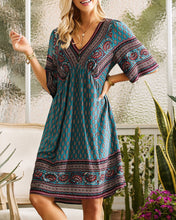 Load image into Gallery viewer, Alyn - Kleid mit V-Ausschnitt und Boho-Blumendruck
