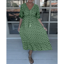 Load image into Gallery viewer, Yanah - Freizeitkleid mit V-Ausschnitt und Muster