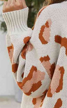 Load image into Gallery viewer, Mona - Strickpullover mit Tiermuster
