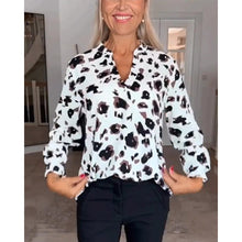 Load image into Gallery viewer, Liviana - bedruckte Bluse mit V-Ausschnitt