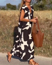 Load image into Gallery viewer, Modesta - Kleid mit V-Ausschnitt und Druck