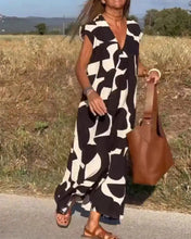 Load image into Gallery viewer, Modesta - Kleid mit V-Ausschnitt und Druck