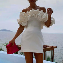 Load image into Gallery viewer, Debbie - Schulterfreies Kleid mit Rüschen