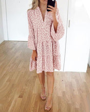 Load image into Gallery viewer, Rita - Kleid mit Leopardenmuster und V-Ausschnitt