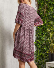 Load image into Gallery viewer, Alyn - Kleid mit V-Ausschnitt und Boho-Blumendruck