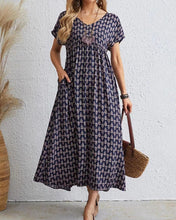 Load image into Gallery viewer, Trina - Langes Kleid mit V-Ausschnitt und kurzen Ärmeln