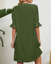 Load image into Gallery viewer, Phinx - Einfarbig gerafftes Kleid mit halben Ärmeln und V-Ausschnitt