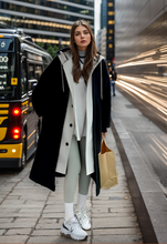 Load image into Gallery viewer, Marisol - Stilvolle Kapuzenjacke mit Zweifarbdesign &amp; Knopfverschluss
