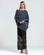 Load image into Gallery viewer, Roza - Asymmetrischer Cloud Drapierter Pullover