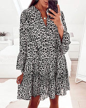 Load image into Gallery viewer, Rita - Kleid mit Leopardenmuster und V-Ausschnitt