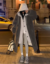 Load image into Gallery viewer, Elaija - Stilvolle Kapuzenjacke mit Zweifarbdesign &amp; Knopfverschluss