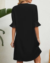 Load image into Gallery viewer, Phinx - Einfarbig gerafftes Kleid mit halben Ärmeln und V-Ausschnitt