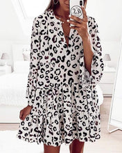 Load image into Gallery viewer, Rita - Kleid mit Leopardenmuster und V-Ausschnitt