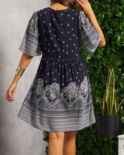 Load image into Gallery viewer, Alyn - Kleid mit V-Ausschnitt und Boho-Blumendruck