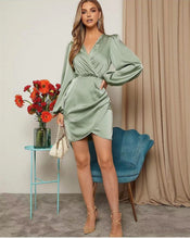 Load image into Gallery viewer, BeachGoddess - Satijnen mini-jurk met pofmouwen