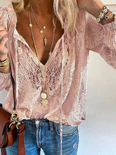 Load image into Gallery viewer, Lilly- Einzigartige Bluse mit Spitzen Details
