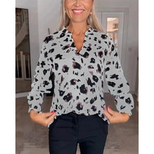 Load image into Gallery viewer, Liviana - bedruckte Bluse mit V-Ausschnitt