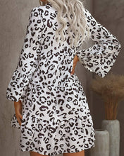 Load image into Gallery viewer, Rita - Kleid mit Leopardenmuster und V-Ausschnitt