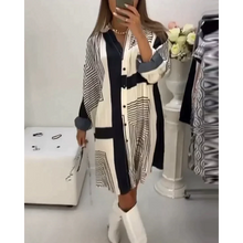 Load image into Gallery viewer, Gemma - Kleid mit Knöpfen und Druck