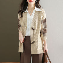 Load image into Gallery viewer, Tina - Zopfstrick &amp; einzigartige Verschlüsse Strickjacke
