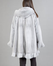 Load image into Gallery viewer, Isabel - Glamouröser Faux-Fur Mantel