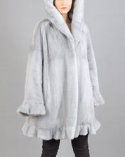 Load image into Gallery viewer, Isabel - Glamouröser Faux-Fur Mantel