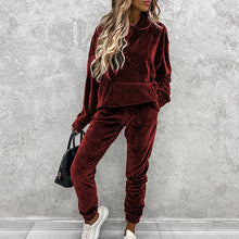 Load image into Gallery viewer, Macy - Jogginganzug aus Samt schick auf dem Sofa