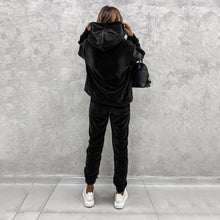 Load image into Gallery viewer, Macy - Jogginganzug aus Samt schick auf dem Sofa