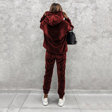 Load image into Gallery viewer, Macy - Jogginganzug aus Samt schick auf dem Sofa