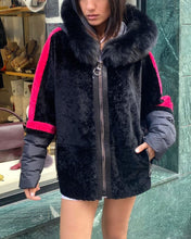 Load image into Gallery viewer, Donna - Designer-Pelzjacke mit Kontraststreifen