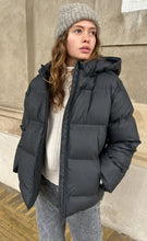 Load image into Gallery viewer, Neo Noir Jakke - Fox Puffer - Black