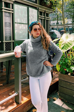 Load image into Gallery viewer, Madeline - Teddy Rollkragenpullover