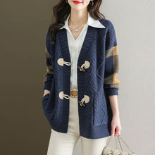 Load image into Gallery viewer, Tina - Zopfstrick &amp; einzigartige Verschlüsse Strickjacke