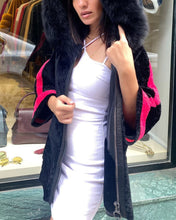 Load image into Gallery viewer, Donna - Designer-Pelzjacke mit Kontraststreifen
