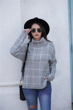Load image into Gallery viewer, Ali - Stylischer Rollkragenpullover mit Karomuster