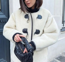 Load image into Gallery viewer, Hailey May - Plüsch-Jacke
