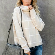 Load image into Gallery viewer, Ali - Stylischer Rollkragenpullover mit Karomuster