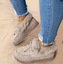 Load image into Gallery viewer, Kendra - Flache Freizeitschuhe mit flauschigem Fell