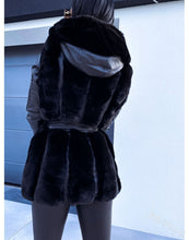 Load image into Gallery viewer, Elaiza Claire - Kunstpelz-Ledermantel