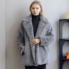 Load image into Gallery viewer, Bobbie -  Kunstfelljacke für Winter
