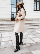 Load image into Gallery viewer, Erika - Langer Wollmantel mit Revers und Knopf