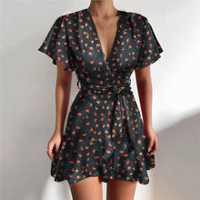 Load image into Gallery viewer, Carle Kleid | Modisches Kleid mit charmanten Rüschen und V-Ausschnitt