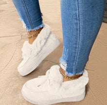 Load image into Gallery viewer, Kendra - Flache Freizeitschuhe mit flauschigem Fell