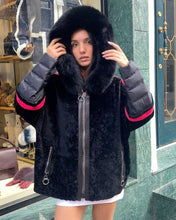Load image into Gallery viewer, Donna - Designer-Pelzjacke mit Kontraststreifen