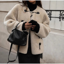 Load image into Gallery viewer, Hailey May - Plüsch-Jacke