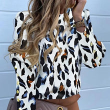 Load image into Gallery viewer, Audrey - Städtische Eleganz Bluse
