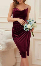 Load image into Gallery viewer, Caroline - Geschlitztes Plissee-Samt-Schlingkleid